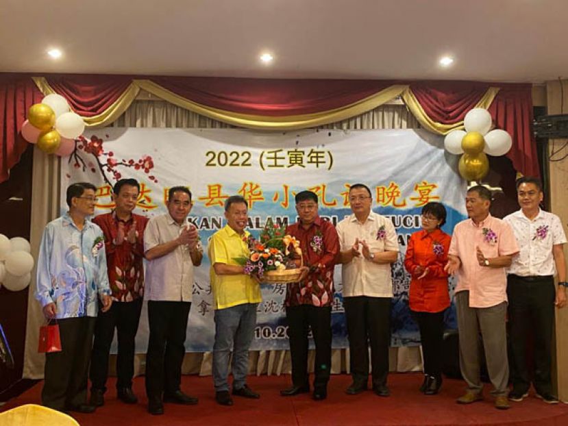 巴达旺县校长理事会主席沈英明（右五）赠送水果礼篮予主宾砂副总理兼公共卫生，房屋及地方政府部长拿督斯里沈桂贤（左四）。