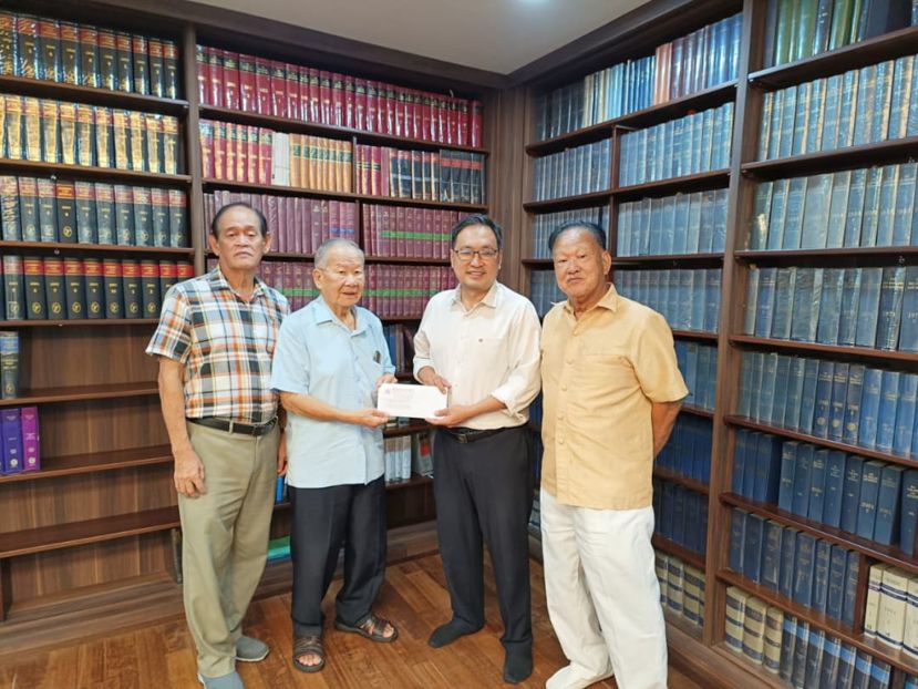 砂拉越云南善堂副主席钟名宝（左2）移交&ldquo;筹募白米运动&rdquo;信件给砂行动党实旦宾区国会议员兼浮罗岸区州议员张健仁（右）。左1及右1分别为善堂正娱乐林凤明及善堂副主席郑瑞福。