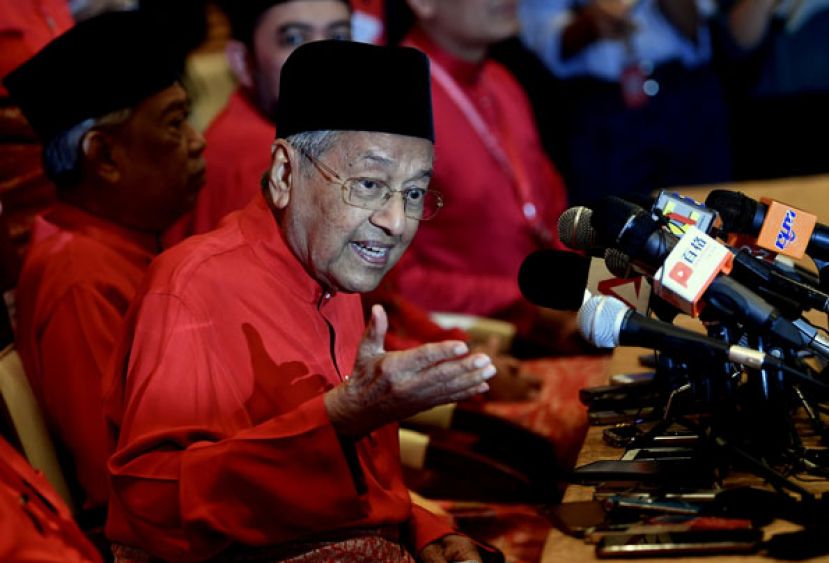 图示：敦马哈迪在土团党大会后在记者会上发言神情。