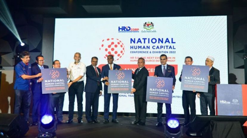 沙拉瓦南（右5）推介2022年全国人力资本会议暨展览会后，与嘉宾合照，右4为嘉米尔沙烈。