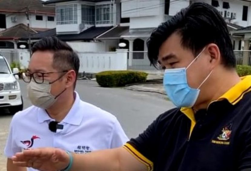  首长署政治秘书程明智（左）联袂林华威市议员乌鲁双溪美拉地区巡视。