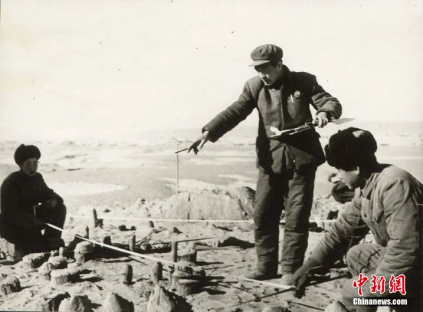 1979年末王炳华在古墓沟墓地测图。