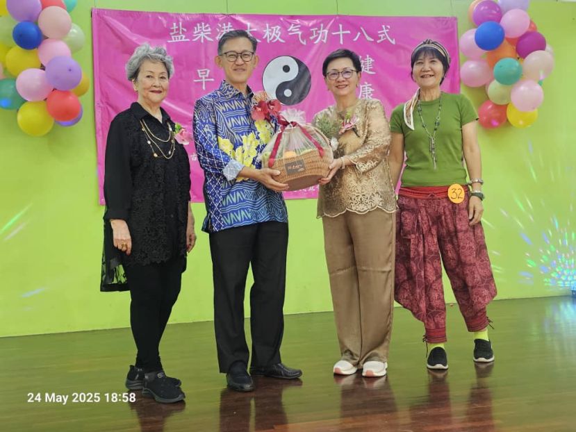 筹委会主席甲必丹蔡枂蓉(右二)赠送水果礼蓝给主宾薛华东(左二)。
