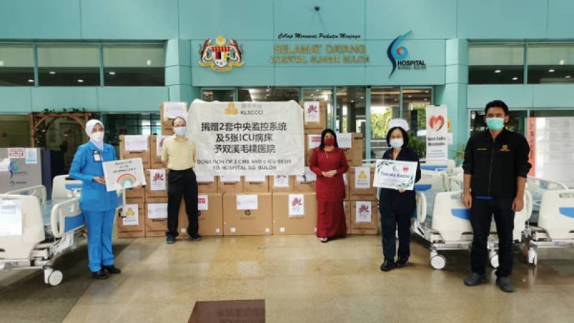隆雪中总今移交总值50万2000令吉的2台中央监控设备（CMS）及5张重症加护病房（ICU）病床予双溪毛糯医院，作为治疗冠病重症病患  用途。