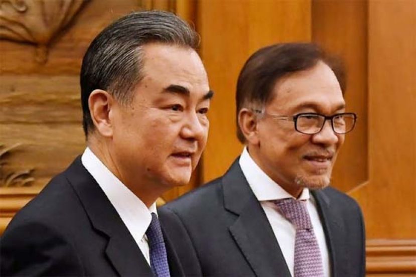 中国外交部长王毅（左）和大马首相安华。