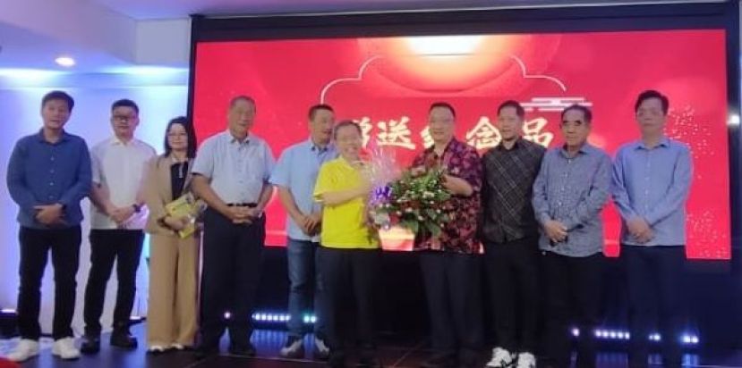 在主宾桌的嘉宾陪同下，砂津贴华文小学董事会联合会会长、晋汉省津贴华小董联会会长兼筹委会主席拿督蔡文铎（右四）赠送纪念品予主宾拿督阿玛沈桂贤时摄。