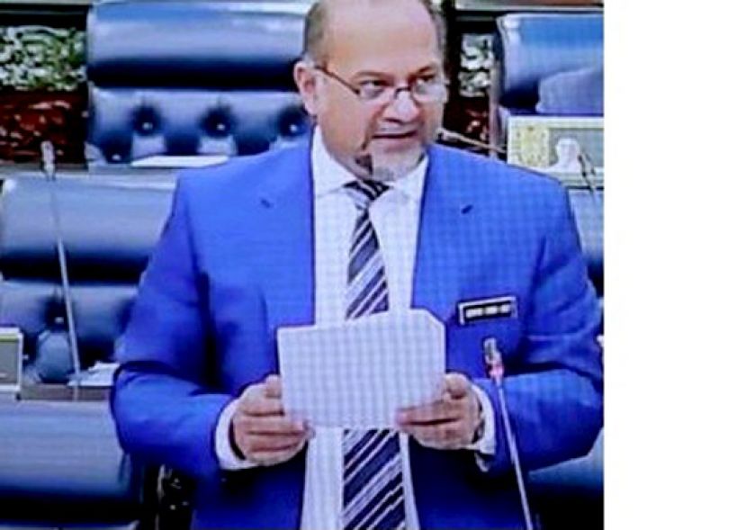 通讯及多媒体部长哥宾星在国会回答议员提问。