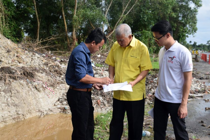 陈超耀助理部长(中)向美里市政局官员了解详情。