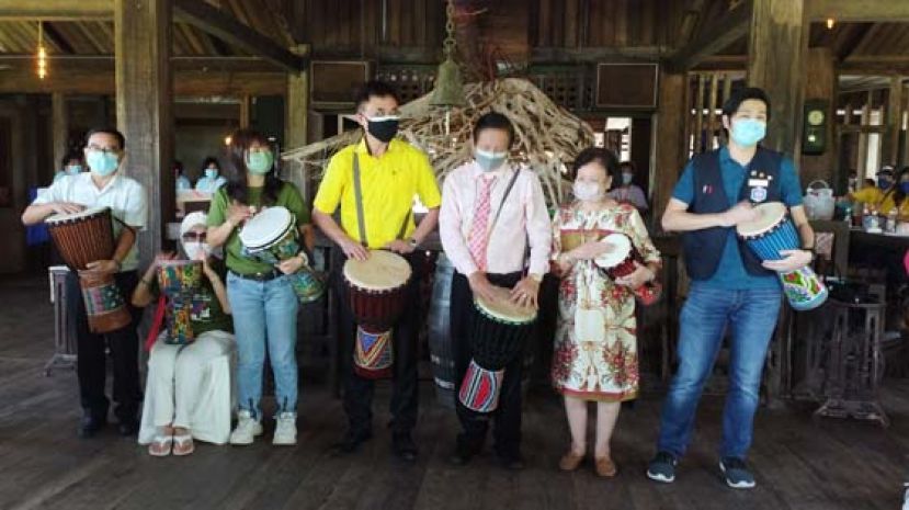 众嘉宾一起为晋汉连省华总妇女组所举办的&ldquo;风华正茂，洋溢盛夏&rdquo;全砂妇女领袖交流坊活动主持别开生面的开幕仪式，左起为晋汉连省华总妇女组执行顾问符气安、贵宾拿汀阿玛黄彭玉莲、晋汉连省华总妇女组主任张慧娇、砂总理署政治秘书陈开、晋汉连省华总署理会长王长福、王长福夫人兼交流坊顾问钱秀芳及晋汉连省华总青年团秘书长谢邵业。