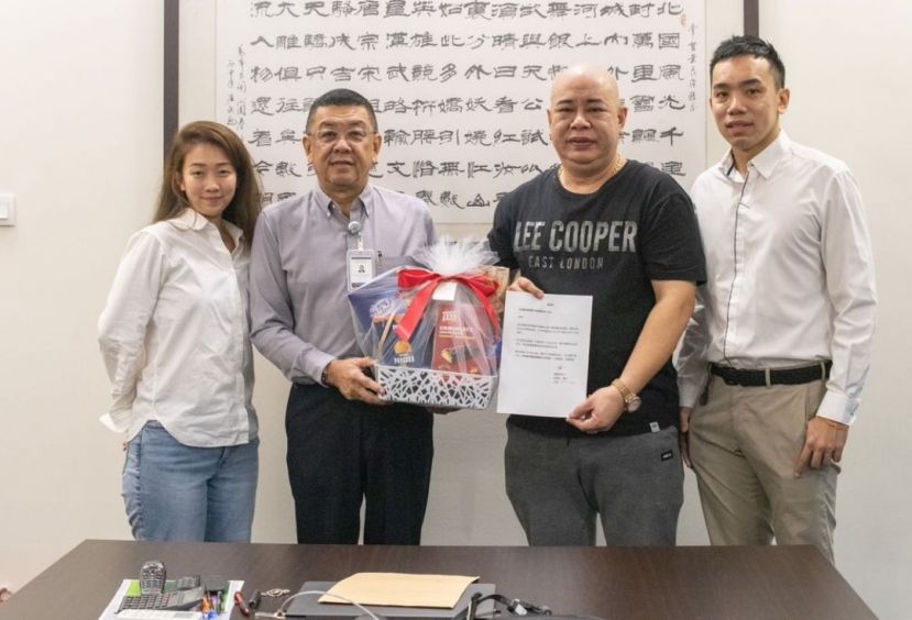 吴豪忠（右2）移交宝光村六角亭中元节祭拜主宾函予拿督黄良杰；左右分别为筹委刘秋妤、田锦龙。