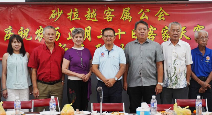 受邀出席客家五属会长和代表与砂拉越客属公会会长刘侑锟同摄。