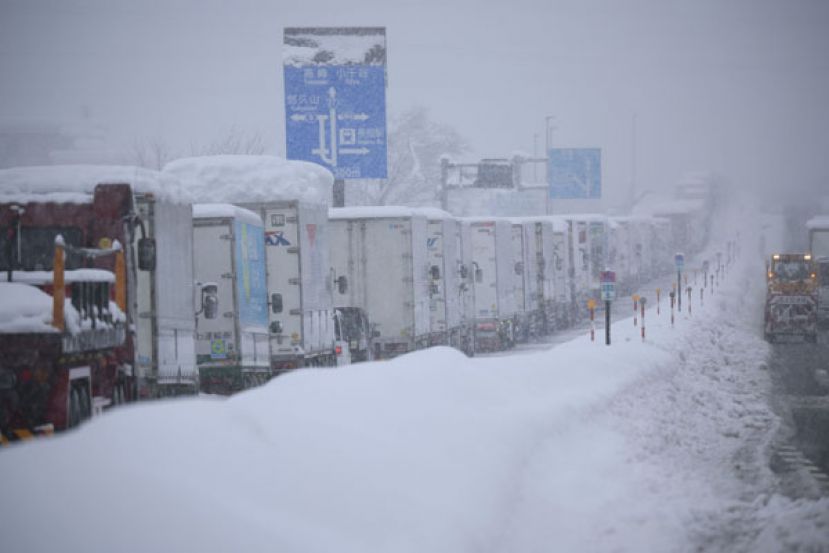 日本新泻大雪，部分地区大雪积得比人高。