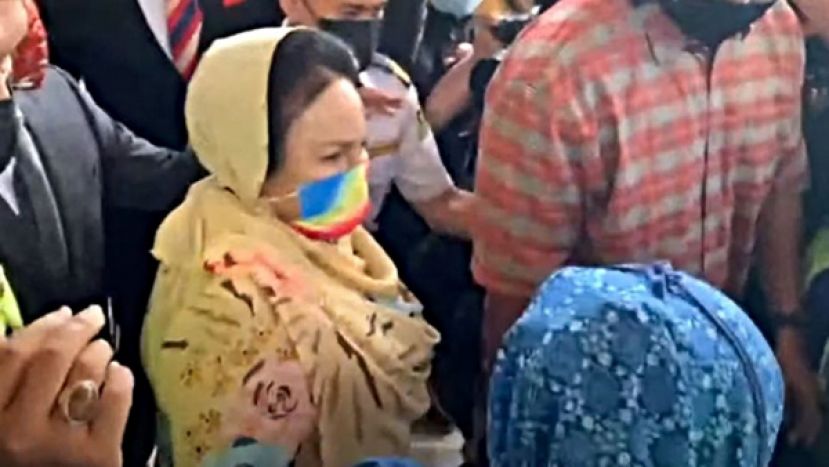 前首相夫人拿汀斯里罗斯玛表情苦恼地步出庭。