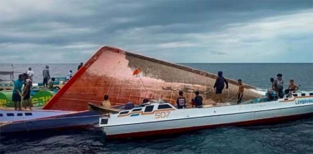 印尼渔船翻覆，11人海漂3天后获救。