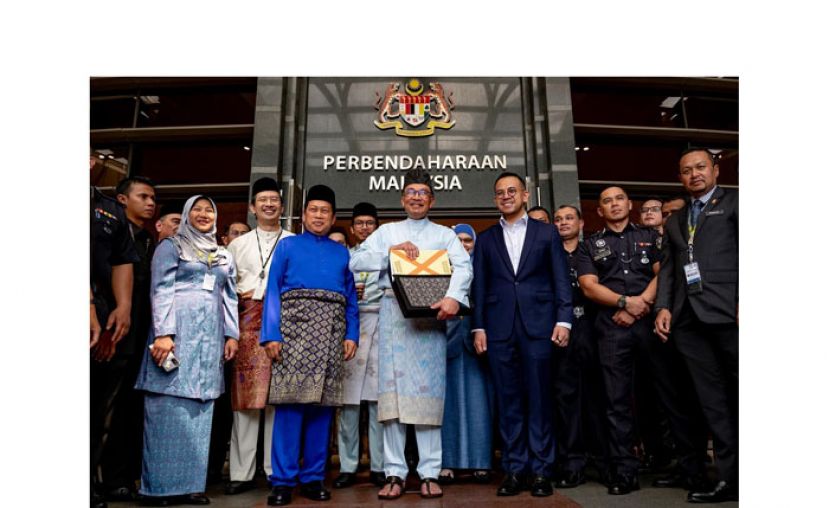 安华在两名副财长陪同下，准备从财政部出发，前往国会提呈2023年财政预算案。