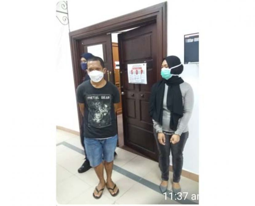 从贩毒改为拥毒品的男女准备离开法庭时影。