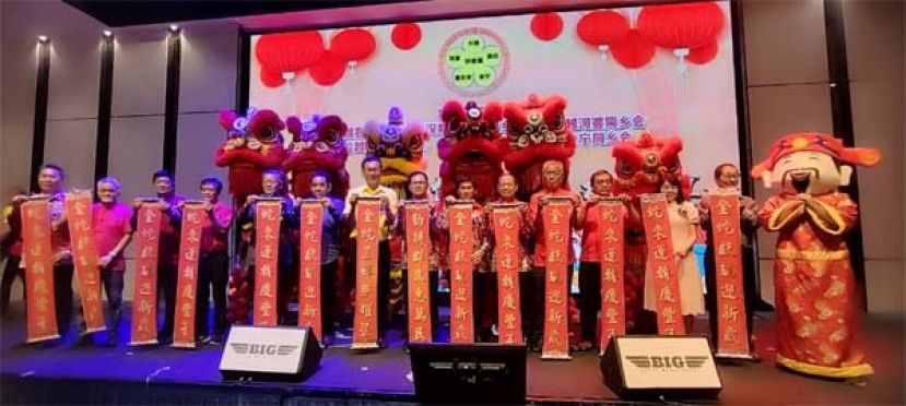 左起砂拉越会宁同乡会会长江幼德、副会长潘海伦、砂拉越嘉应同乡会会长陈晋宗、副会长邓晋楠、砂拉越河婆同乡会会长拿督蔡庆忠、副会长天猛公刘石星、主宾哥打圣淘沙区州议员叶耀星、砂拉越客属公会会长刘侑锟、筹委会主席黄俊康、砂拉越客属公会署理会长甲必丹蔡永能、古晋惠东安公会会长陈伯通、副会长徐仁和、晋汉斯省大埔同乡会主席罗绍凤及副主席蓝德利，共同展示新春对联时影。