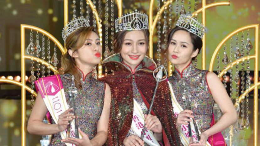 2022香港小姐三甲出炉，冠军林钰洧（中）、亚军许子萱（左）、季军梁超怡。