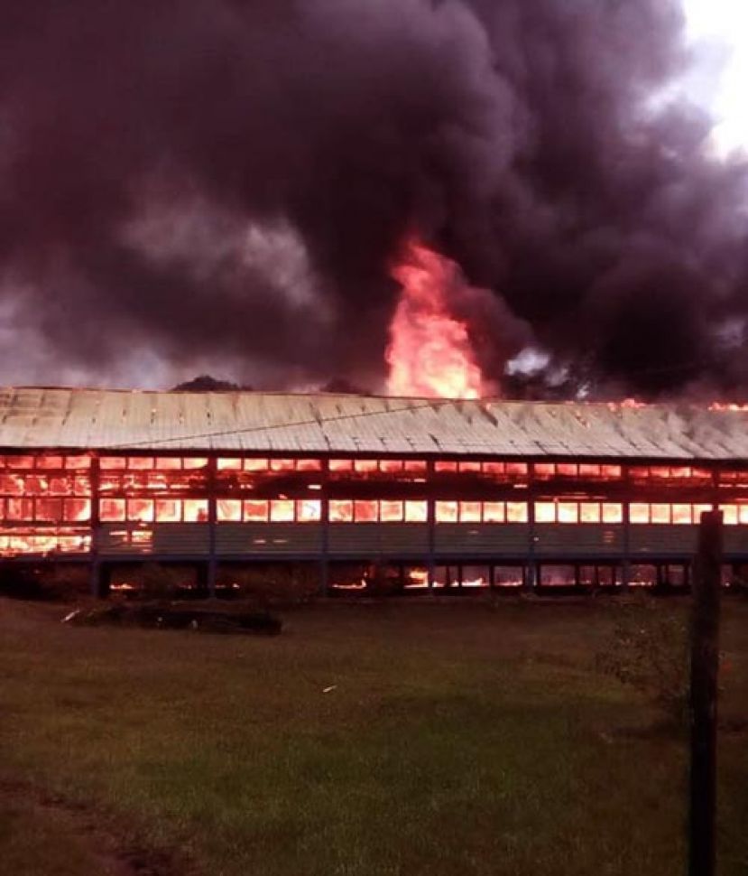 如楼镇Nanga Serau国民小学双层宿舍被熊熊大火吞噬，滚滚浓烟冲天而起。