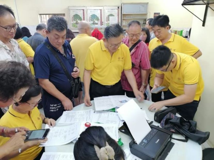 薛华东（右4）日前在流动柜台为民服务，右2为林当关怀委员会主席许义华等人。