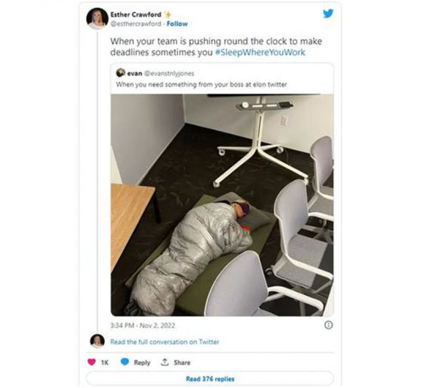 推特产品总监睡在公司。