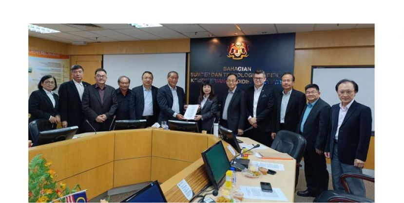 砂华小董联会会长包章文（左六）移交备忘录予教育部副部长林慧英；右四起古晋市国会议员俞利文及沙巴董联主席林克光。(取自林慧英脸书)