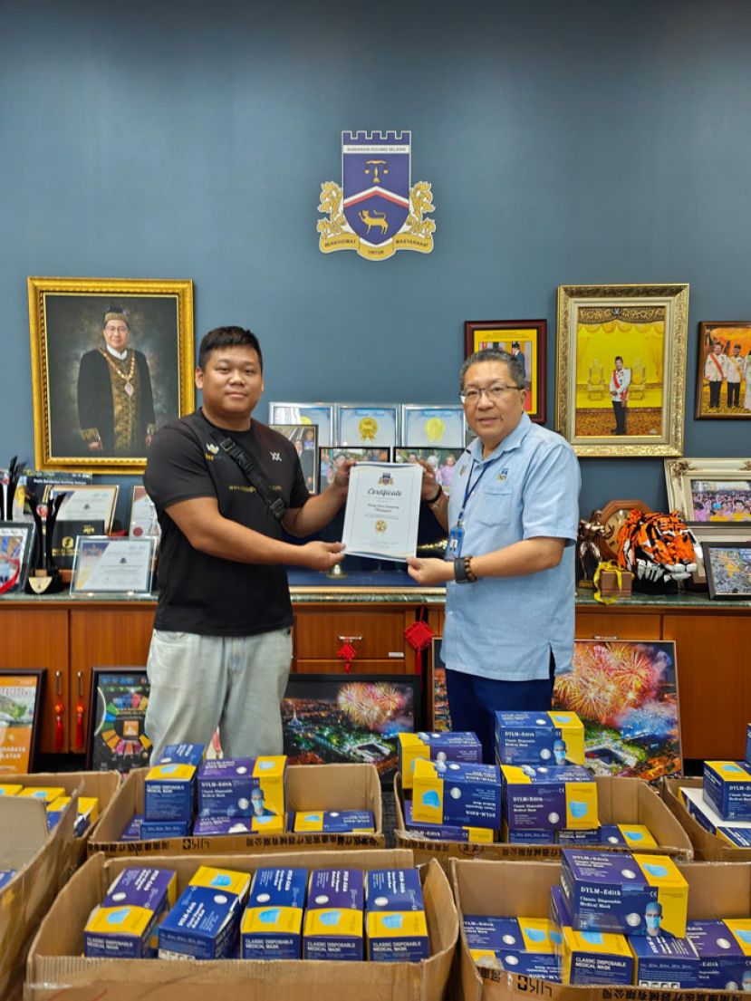 古晋南市市长拿督黄鸿圣（右）颁发感谢状予Kang Chen Company (Malaysia)的代表。