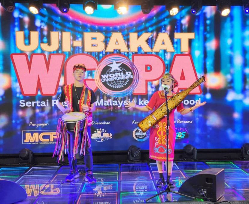 砂拉越古晋才艺兄妹田炫（15岁）与田靖（12岁）凭借卓越的沙贝（Sape）弹唱技艺，在马来西亚表演艺术锦标赛（MCOPA 2025）海选中技惊四座，勇夺金奖，率先赢得前往美国好莱坞参赛的门票，成为砂拉越乃至马来西亚的骄傲！