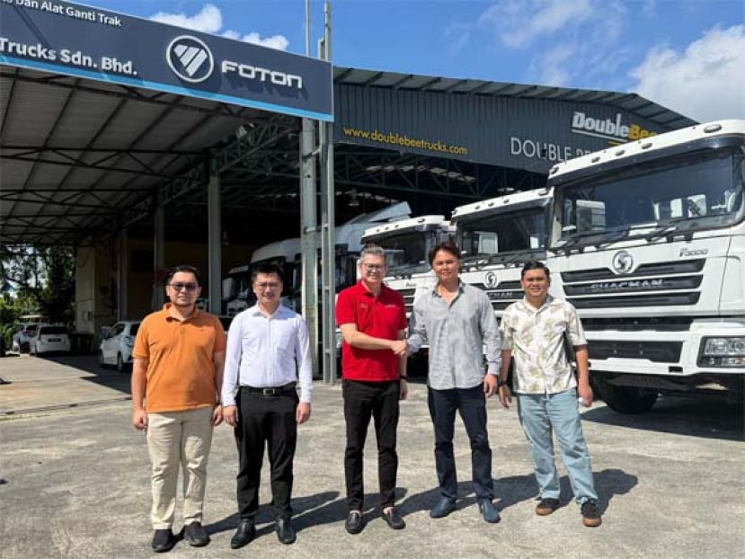 古晋市国会议员兼企业及合作社发展部长政治秘书俞利文（中）与中小企业机构官员到访位于晋连路9哩的 Double Bee Trucks 有限公司时摄。