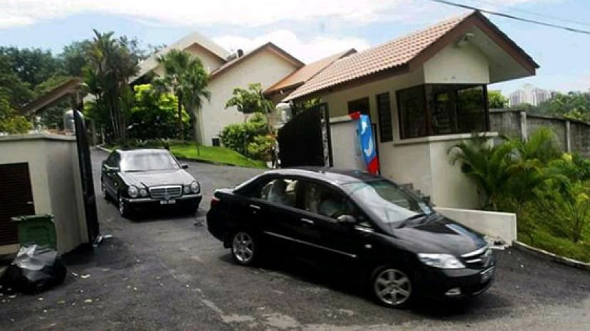 《支持莫哈末尤索夫罗德》脸书专页周四（12日）上传一张被指是警方到安华家搜证的照片。