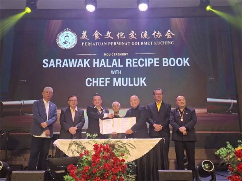 砂拉越美食文化交流协会与厨师幕鲁（chef Muluk）签署《砂拉越清真食谱书》合作备忘录，嘉宾们共同见证签署仪式，并合影留念。