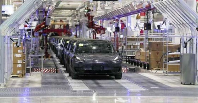 图为位于中国的特斯拉电动汽车工厂。