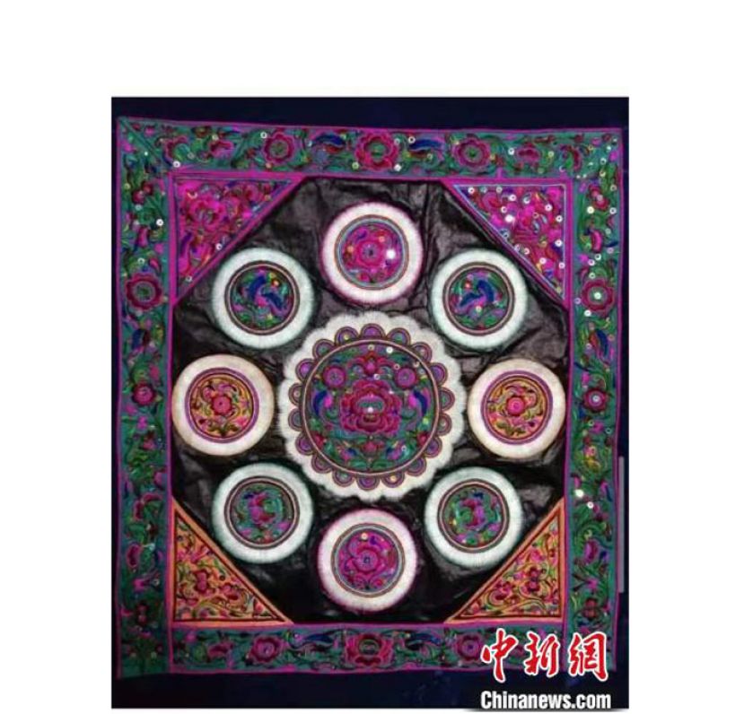 韦清花创作的侗族刺绣背带盖。