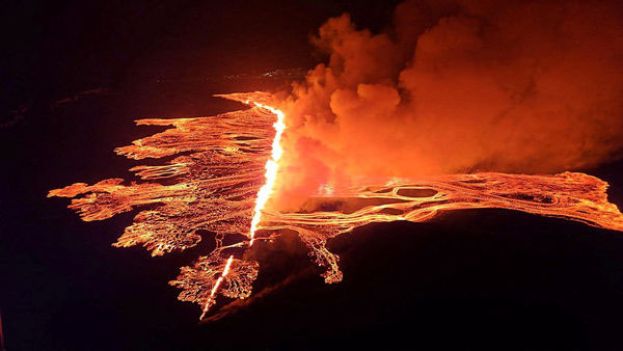 冰岛火山爆发。