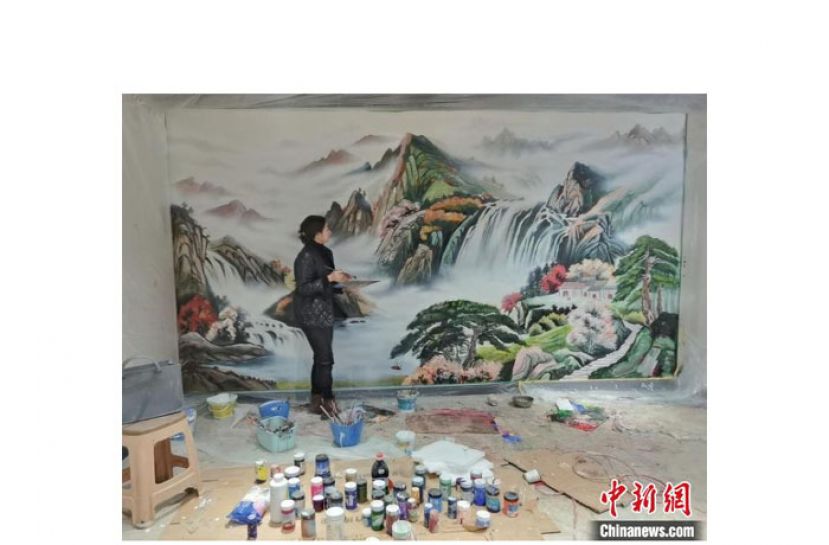 一片寡白沉寂的墙壁在刘琳的巧手下，摇身一变成为一幅栩栩如生的山水浮雕壁画。