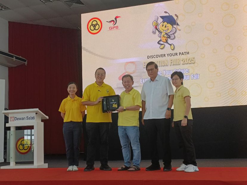 砂人联党青年团团长刘可杰（左二）赠送纪念品给砂副总理兼人联党主席沈桂贤。左为人联党妇女组主席许德婉；右起为砂人联党中央青年团教育局主任罗佳玲及中央组织秘书拿督曾镇江。