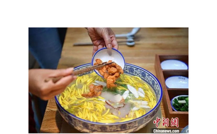 在云南蒙自市，一碗正宗的蒙自过桥米线，食材与汤汁完美融合，鲜美馥郁。