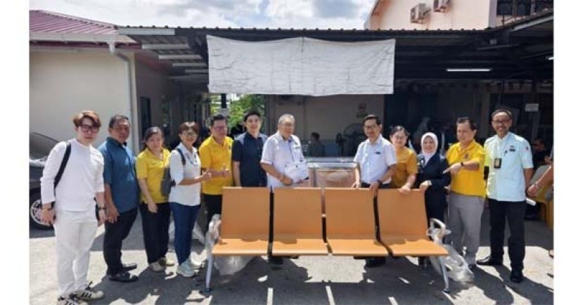 古晋南市市长拿督黄鸿圣今日率同市议员、社区领袖及热心赞助人，向丹那布爹政府诊所（Klinik Kesihatan Tanah Puteh）捐赠10组四人座候诊长椅，以改善病患及访客的候诊体验。