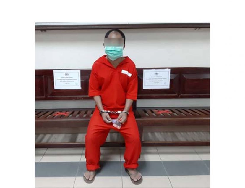 性侵女童的男子在庭外等候开庭。