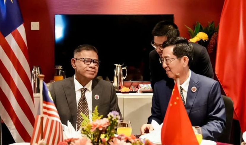 内政部长赛夫丁(左)与中国公安部副部长王志忠进行交流。