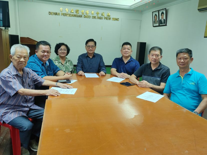 新闻发表会时影。中为斯木省华总会长拿督吴标生博士。右起为经济郑春盛丶副会长刘泍俊丶团长苏腾逸，左为秘书黄茂青丶副会长黄夏荣及主任赖梅英。