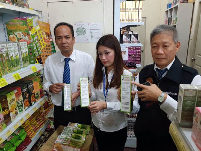  古晋卫生局科技食品品质单位官员杨雅惠（中）在砂卫生局环境卫生官员阿末再迪（左）及古晋卫生局环境卫生助理官员沙尔汉阿都拉（右）的陪同下，检查市面上销售的 保健品。
