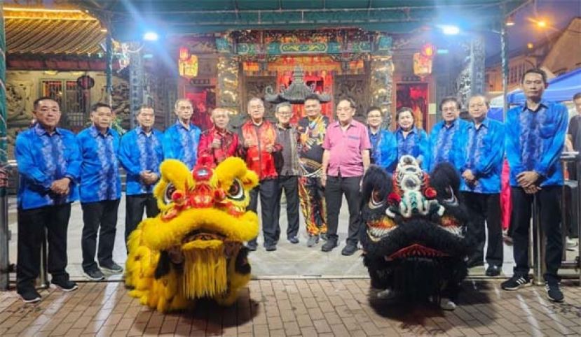 古晋省联谊团体总会会长郑文新（左6）与各联谊会领导在古晋缤纷文化庆中秋庆典合影。左5及左7分别为庆典主席甲必丹林传政及顾问薛华东。