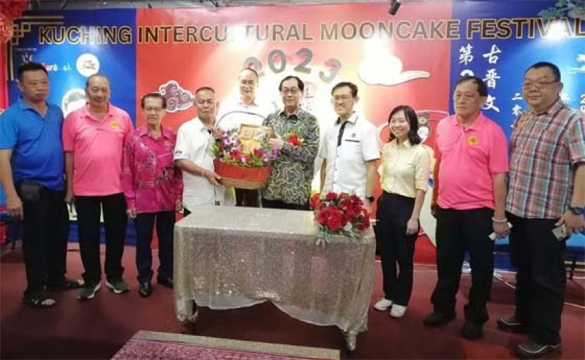 筹委主席甲必丹林传政（左4）赠送水果礼蓝予拿督法兰斯哈丁；右起为筹委林宗利、林顺理、总理署政治秘书许德婉、北市行政委员薛华东；左起是吕世新、孙守生、本固鲁陈兴枝。