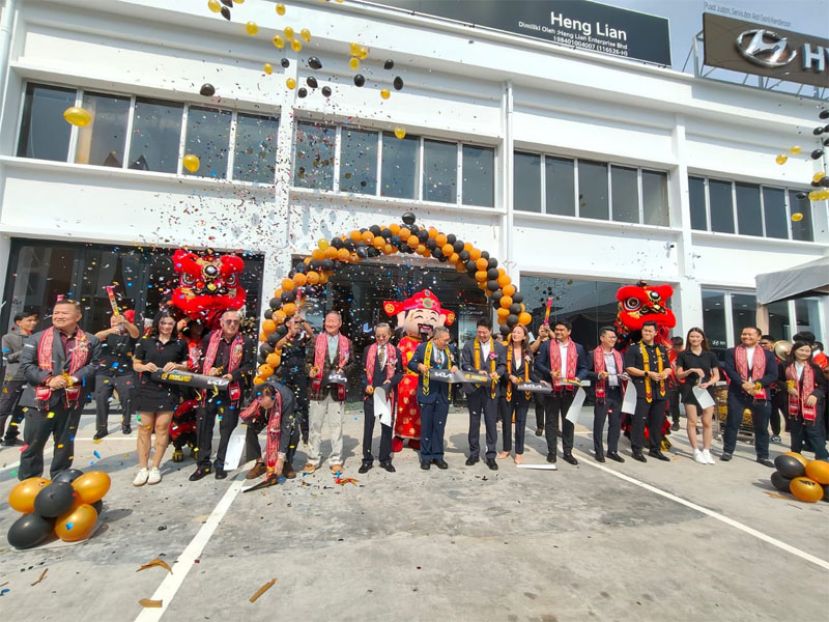 古晋南市市长拿督黄鸿圣（中）为Heng Lian Enterprise Berhad旗下KIA Kuching 3S中心开幕仪式。