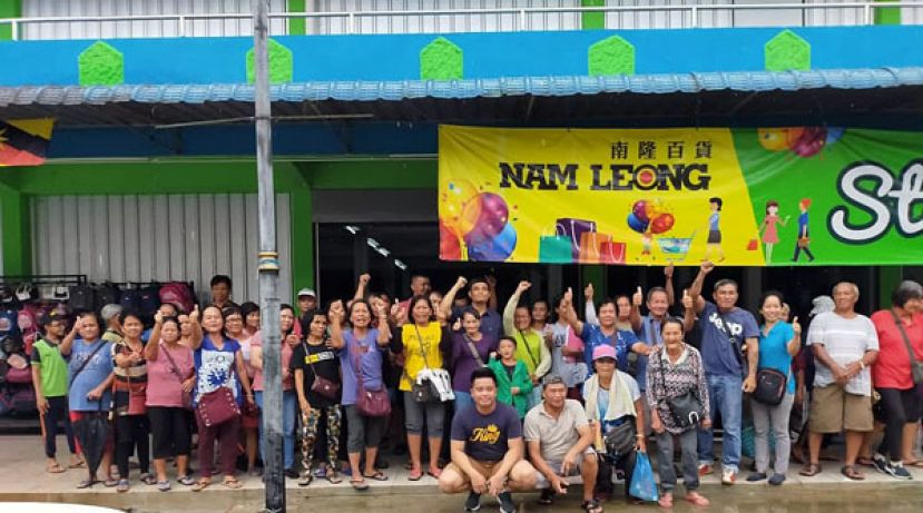 诗巫高庭推翻加拿逸县议会中止小贩在加拿逸多用途市场营业的决定，当地百多位小贩高声欢呼。