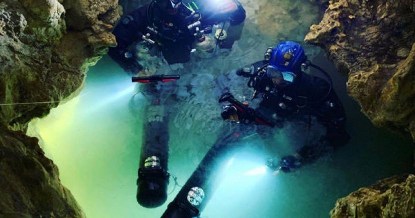 墨国东部的犹加敦半岛，发现全球最大的水底洞穴。