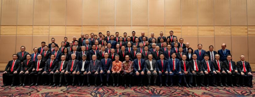 首相为中总大会主持开幕后与领导人合影。