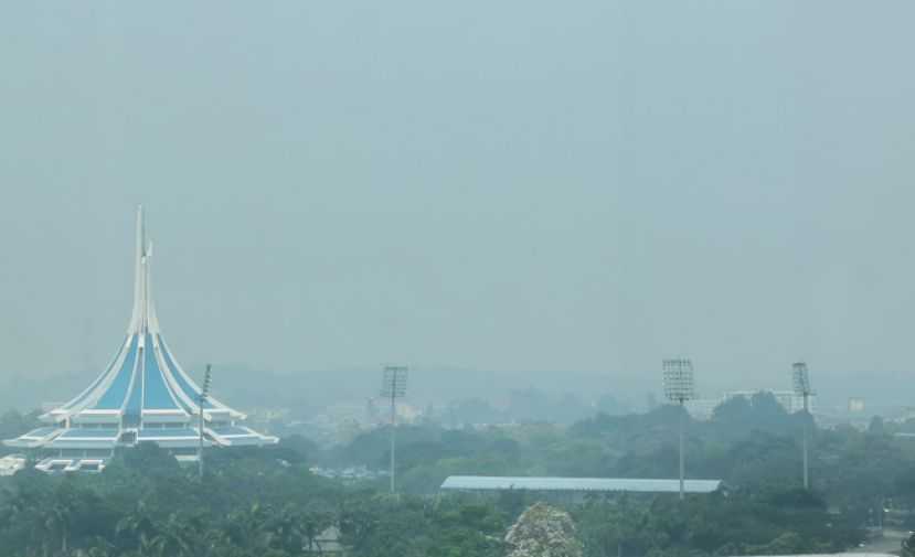 烟霾困锁猫城，古晋空气陷入十分不健康水平。