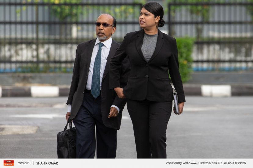 女警官希拉莎伦（右）与辩护律师抵达推事庭时。